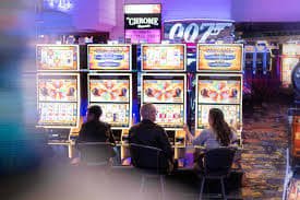 888slots Online Slots Mobile APP Android iOS ကိုင်ကစားနေသောမြန်မာကစားသမား